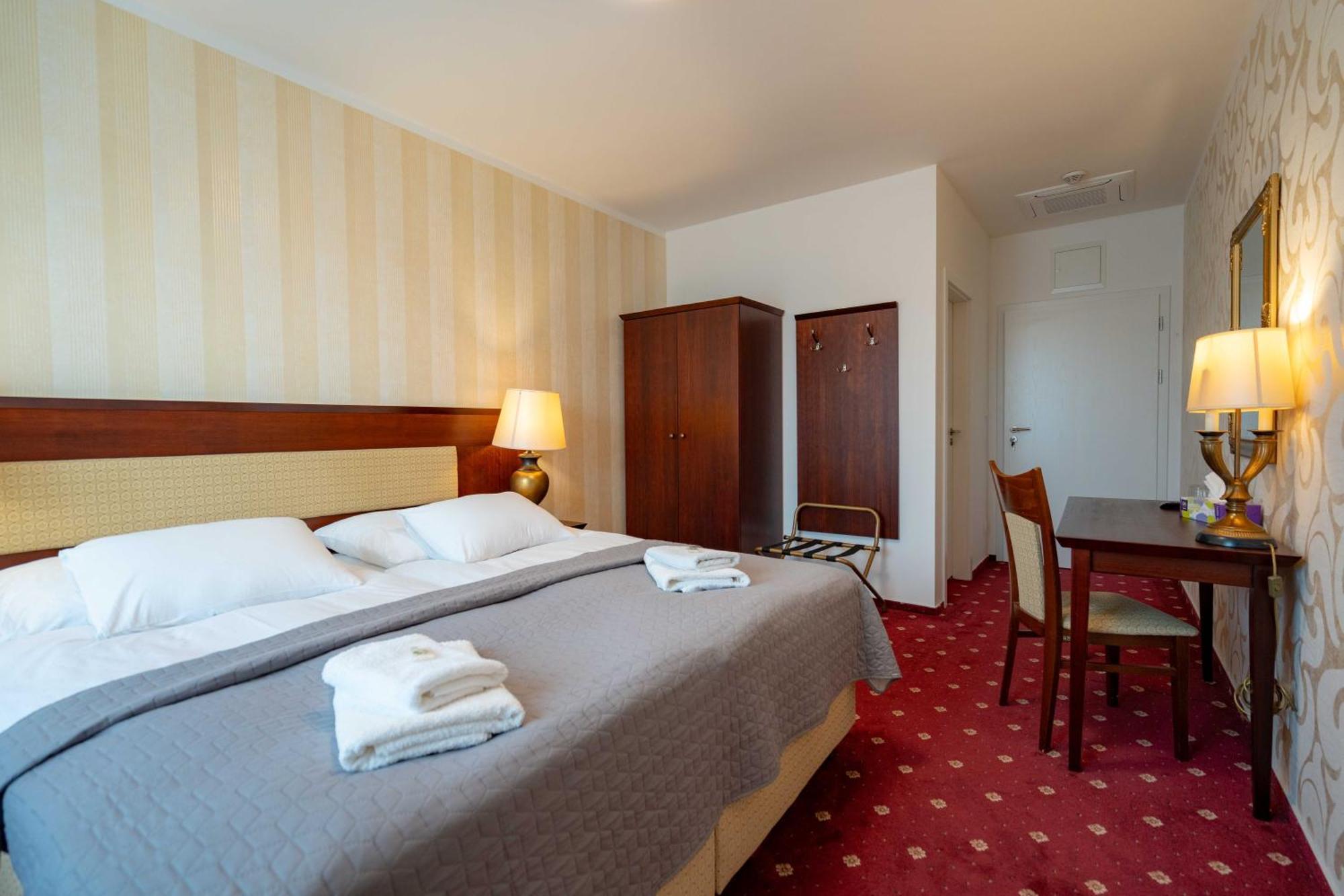 Hotel Volf Přeštice Bagian luar foto