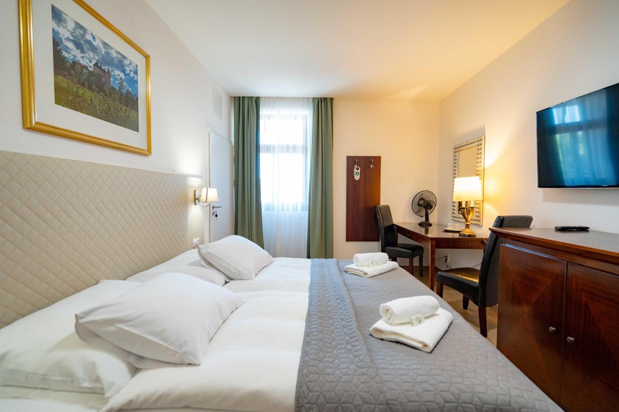 Hotel Volf Přeštice Bagian luar foto