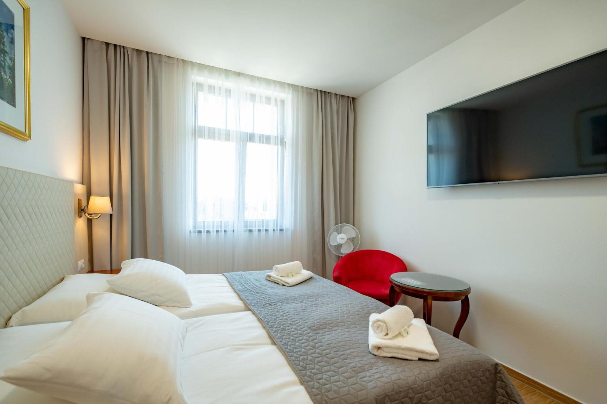 Hotel Volf Přeštice Bagian luar foto