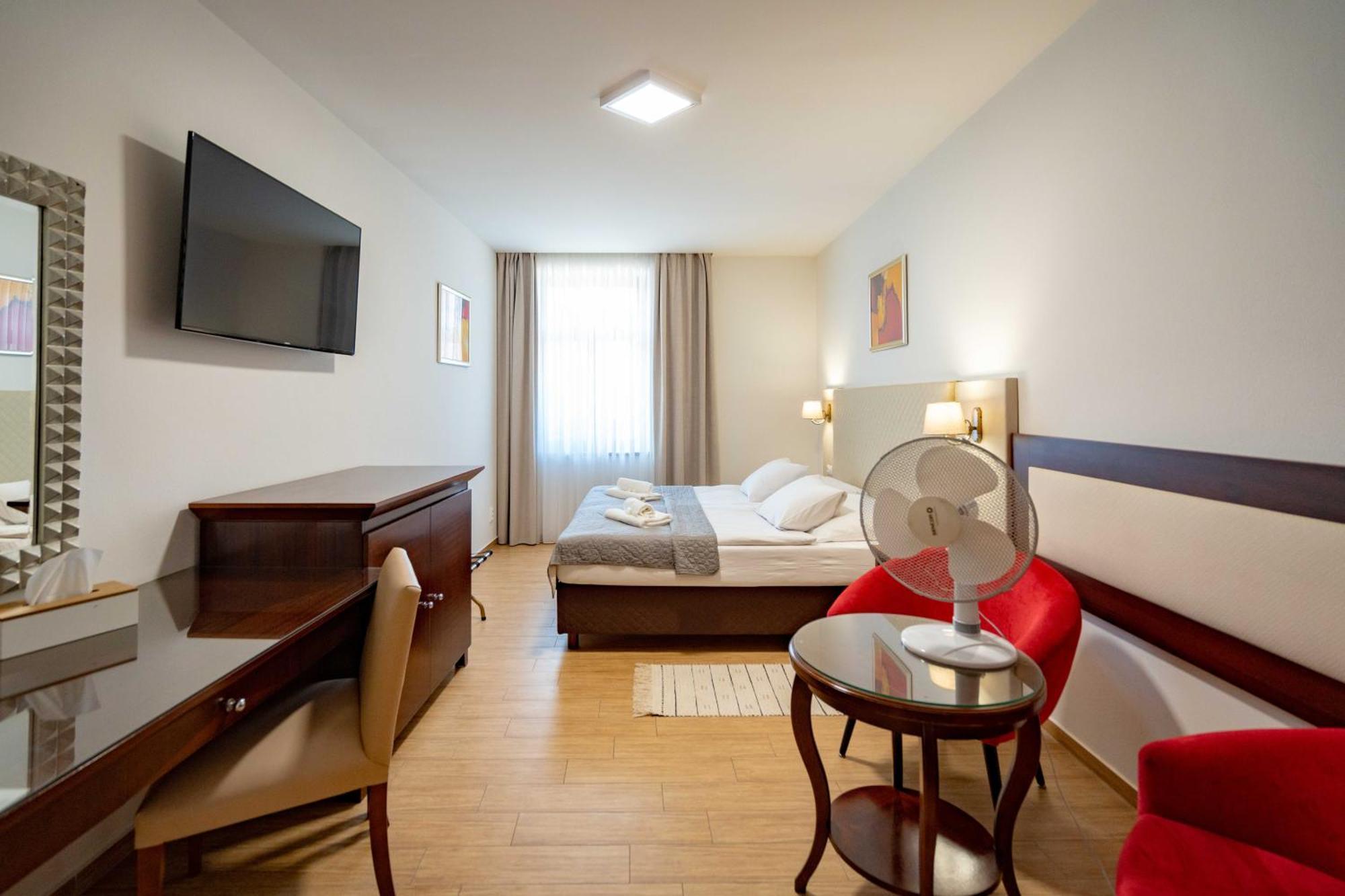 Hotel Volf Přeštice Bagian luar foto