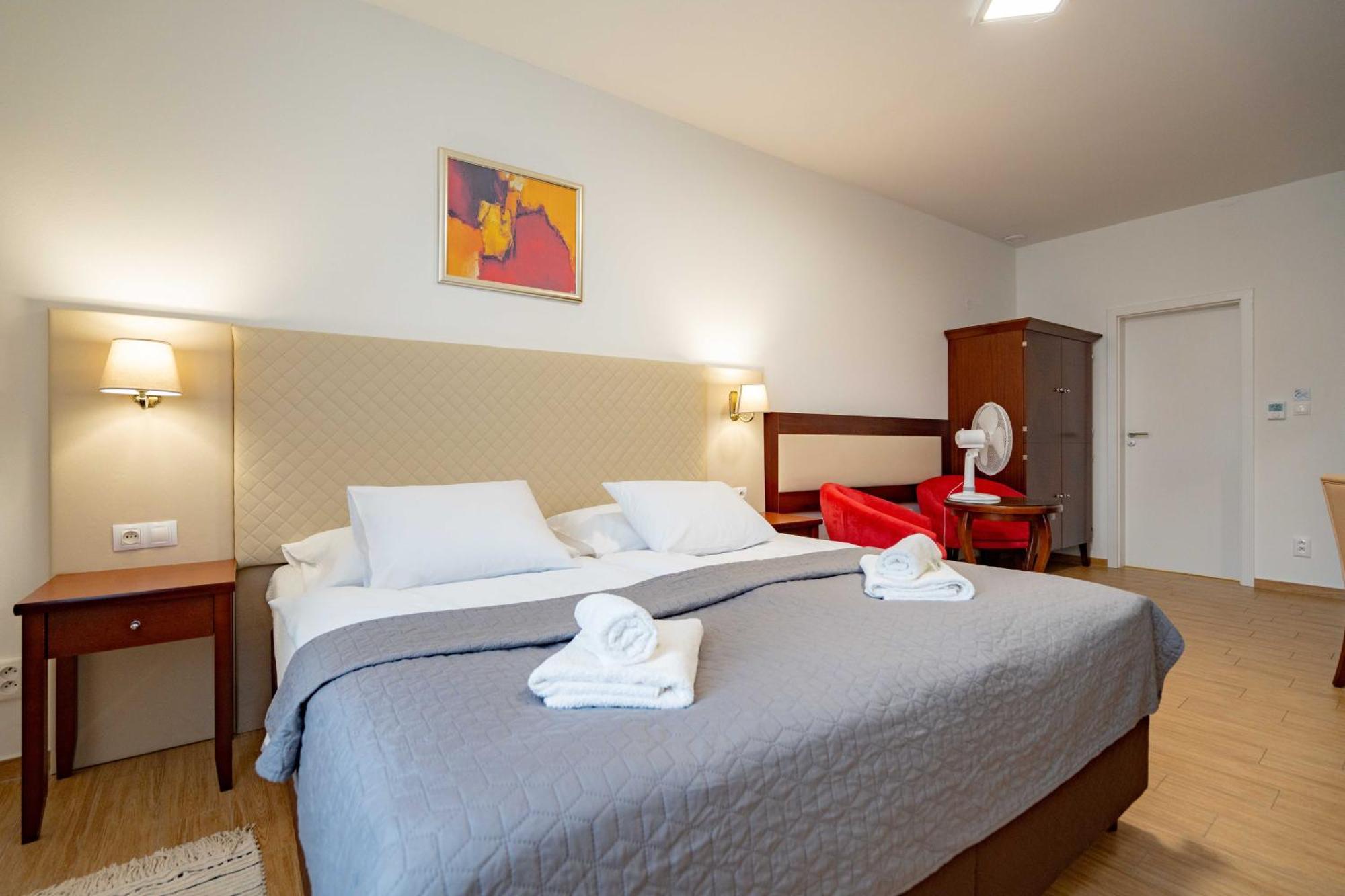 Hotel Volf Přeštice Bagian luar foto