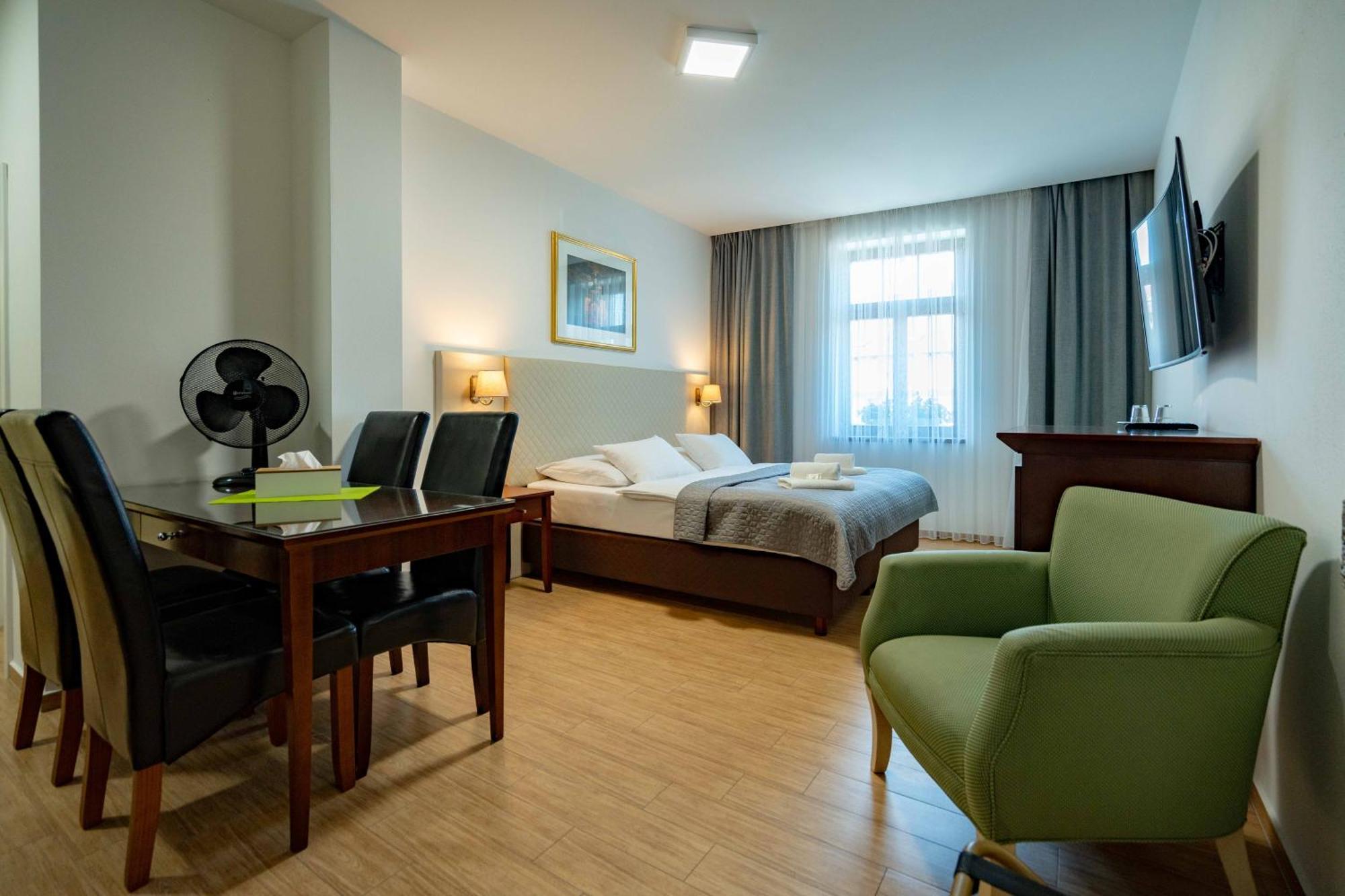 Hotel Volf Přeštice Bagian luar foto